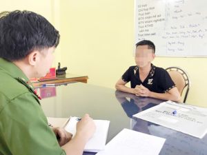 Bắt giữ 4 đối tượng ném chất bẩn vào nhà dân