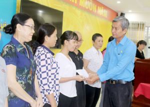 Thăm và hỗ trợ 100 công nhân khó khăn bị bệnh hiểm nghèo