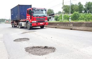 ​Đường vào Khu công nghiệp Long Đức: Cần sớm đầu tư, mở rộng