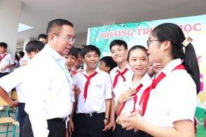​Thầy hiệu trưởng và những bài học dưới cờ