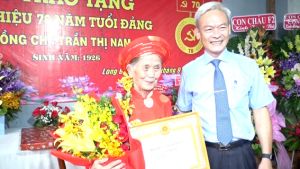 Trao huy hiệu 70 năm tuổi Đảng cho đảng viên lão thành
