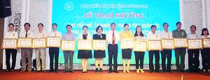 ​​Khen thưởng các tập thể, cá nhân tiêu biểu  trong công tác bảo hiểm xã hội