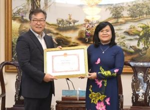 Tặng bằng khen cho Trưởng Văn phòng đại diện tỉnh Gyeongnam