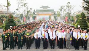 Đoàn đại biểu của tỉnh viếng Nghĩa trang liệt sĩ nhân kỷ niệm 90 năm Ngày thành lập Đảng