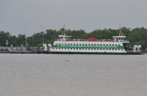 Nhiều phương tiện không được qua phà Cát Lái để chống dịch Covid-19