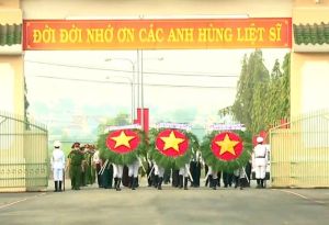Viếng nghĩa trang liệt sĩ nhNhân kỷ niệm 45 năm Ngày giải phóng miền Nam, thống nhất đất nước