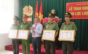 Khen thưởng đột xuất tập thể, cá nhân tham gia phá các chuyên án lớn
