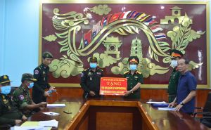 Trao tặng trang thiết bị y tế hỗ trợ quân đội Campuchia chống dịch Covid-19