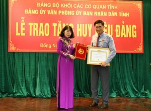 Đồng chí Trần Văn Vĩnh nhận huy hiệu 30 năm tuổi Đảng