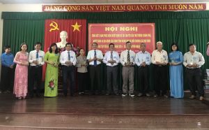 Vận động người lớn tuổi tham gia học tập