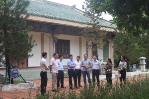 Chạm vào… trăm năm