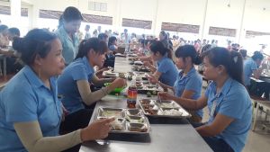 Quan tâm hơn đến chất lượng bữa ăn giữa ca