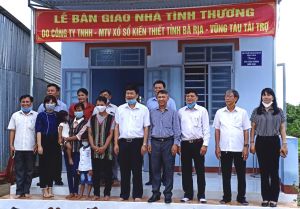 Huyện Xuân Lộc bàn giao hai căn nhà tình thương cho hộ khó khăn về nhà ở