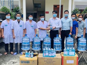 Bệnh viện Quân y 7B: Trao tặng nước muốn súc miệng, dung dịch rửa tay sát khuẩn và trang thiết bị phòng dịch