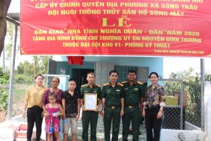 Bàn giao nhà tình nghĩa quân dân cho thượng úy chuyên nghiệp Nguyễn Văn Thương