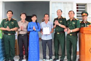 Bàn giao nhà tình nghĩa quân dân