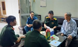 Bộ CHQS tỉnh thăm, tặng quà cán bộ cách mạng