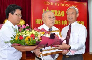 Trao Huy hiệu Đảng cho các đồng chí nguyên là Thường trực Tỉnh ủy các khóa