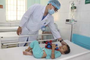 Những ca phẫu thuật xuyên đêm cứu sống bệnh nhi