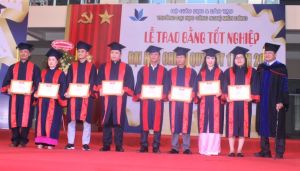 Trao bằng tốt nghiệp cho 235 cử nhân, dược sĩ