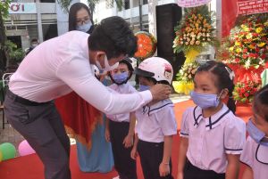 Tặng hơn 62 ngàn mũ bảo hiểm cho học sinh đầu năm học mới