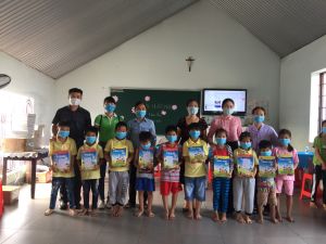 Tặng sách giáo khoa, vở cho học sinh 6 lớp học tình thương