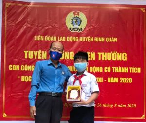 Khen thưởng con công nhân Học giỏi, sống tốt