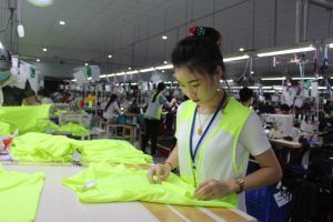 Công nhân thi đua sản xuất dịp cuối năm