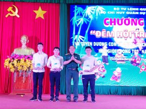 Tuyên dương trên 200 học sinh, sinh viên học giỏi sống tốt là con cán bộ sĩ quan LLVT tỉnh