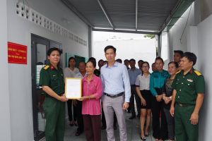 Bàn giao nhà đồng đội và nhà tình nghĩa quân dân