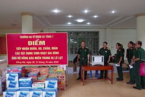 Trường Hạ sĩ quan xe tăng I quyên góp trên 13,4 triệu đồng và nhiều quà ủng hộ đồng bào miền Trung