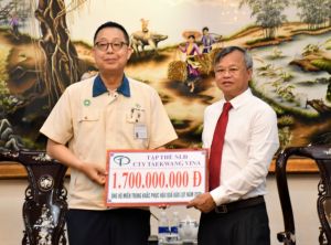 Công ty Taekwang Vina trao 1,7 tỷ đồng tiền ủng hộ đồng bào bị lũ lụt ở miền Trung