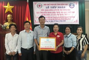 Hàng tỷ đồng ủng hộ của công nhân Đồng Nai gửi đến đồng bào miền Trung