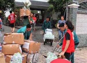 Chung tay vì người dân miền Trung