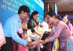 Phụ nữ tích cực học tập, lao động sáng tạo, xây dựng gia đình hạnh phúc