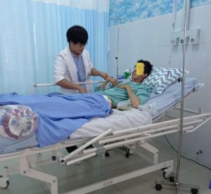 Truyền 16 đơn vị máu, phẫu thuật cứu bệnh nhân bị đâm thấu bụng