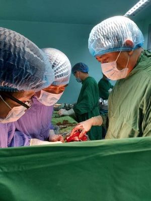 Nửa tháng cứu 2 bệnh nhân bị dao đâm thấu tim