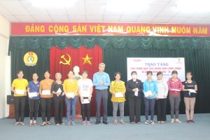 Trao 200 phần quà cho đoàn viên bị ảnh hưởng dịch bệnh Covid-19