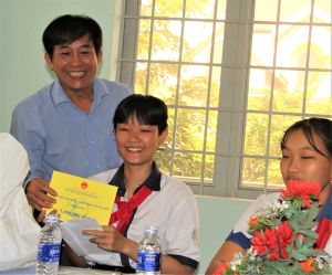 Tiếp bước học sinh mồ côi đến trường