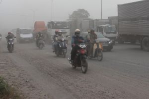 Cần có hướng xử lý triệt để cát, đá rơi đầy mặt đường trên quốc lộ 51