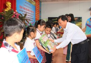 Nhiều phần quà đến với học sinh khó khăn