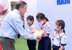 Trao 100 suất học bổng Vượt khó vì tương lai lần thứ XVIII