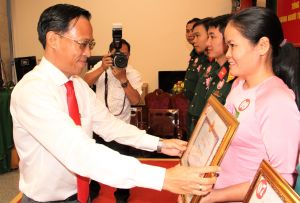 Tuyên dương 147 bông hoa việc tốt năm 2020