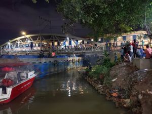 Cứu thành công sà lan mắc kẹt vào cầu Rạch Cát