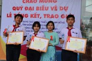 Học sinh sáng tạo dụng cụ chẻ thân cây khoai mì thành que