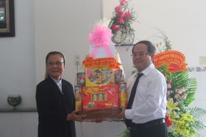 Phó bí thư Tỉnh ủy Quản Minh Cường thăm và chúc mừng giáng sinh