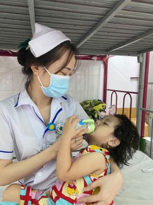 Điều tra vụ bé gái 3 tuổi nghi bị ép uống thuốc trừ sâu