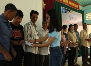 Tặng 300 thẻ BHYT cho người dân có hoàn cảnh khó khăn