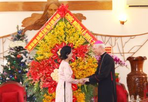 Trưởng ban Dân vận Trung ương Trương Thị Mai thăm và chúc mừng Giáng sinh Tòa Giám mục Giáo phận Xuân Lộc