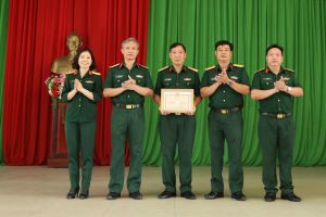 Khen thưởng quân nhân không tham của rơi